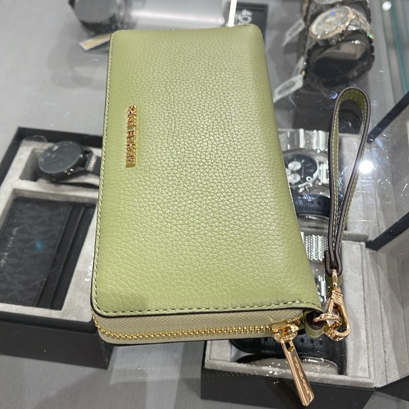 MICHAEL KORS
Leather Continental Wristlet Phone Case Wallet
Light Sage
NWT - Picture 10 of 16
